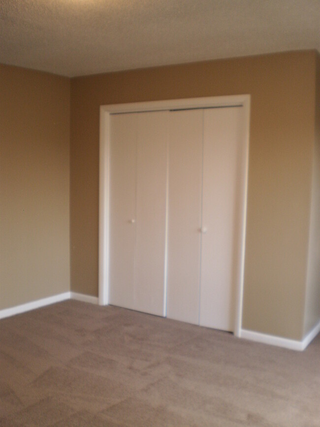 Building Photo - NICE--2 Bedroom 1.5 Bath Townhouse WEST of...