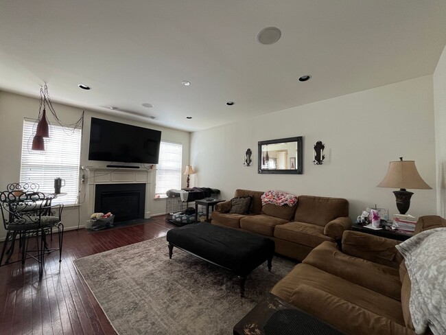 Building Photo - Stunning Upper Nazareth End Unit Townhome