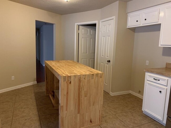 Building Photo - 1006 Poppets Way