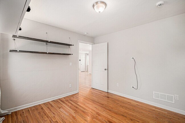 Building Photo - Don't miss this University Hills Home!