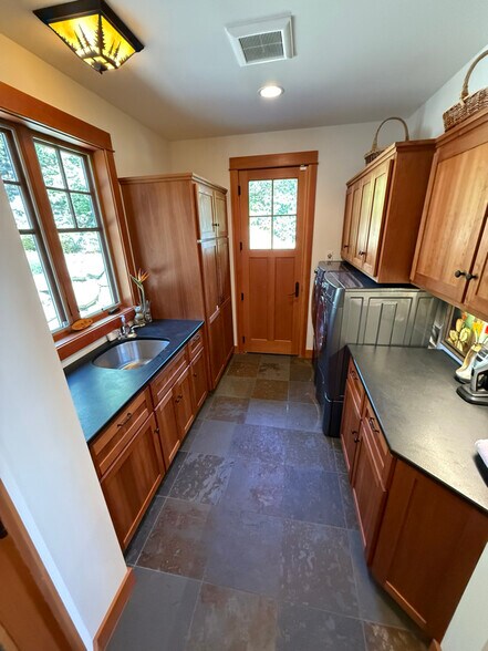 Building Photo - 212 N Bay Ln