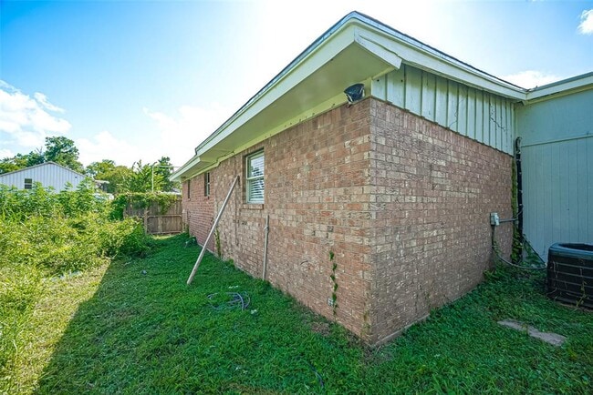 Building Photo - 227 N Austin Dr