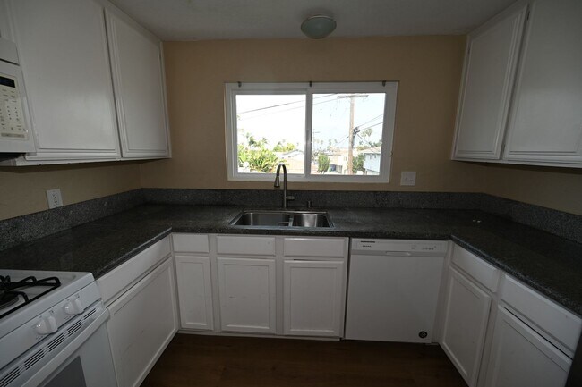 Building Photo - 4672-76LB