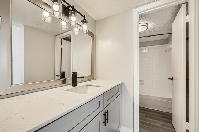 A3 Renovated - 1 Bed 1.5 Bath - Rise Heather Ridge