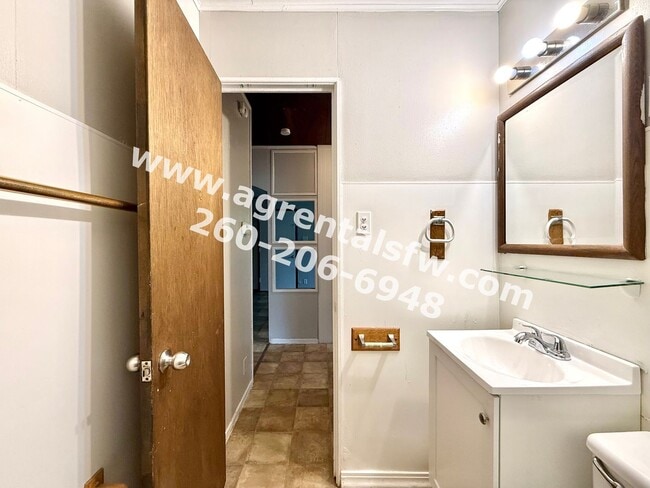 Building Photo - 3 Bedroom House
