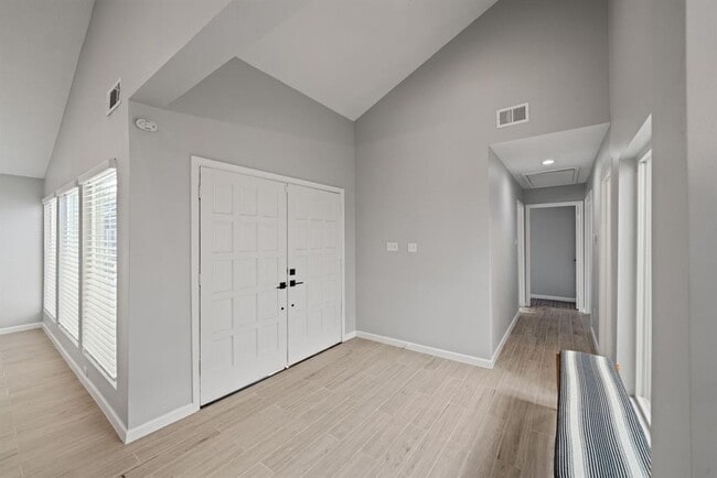 Building Photo - 11422 Lakeside Pl Dr