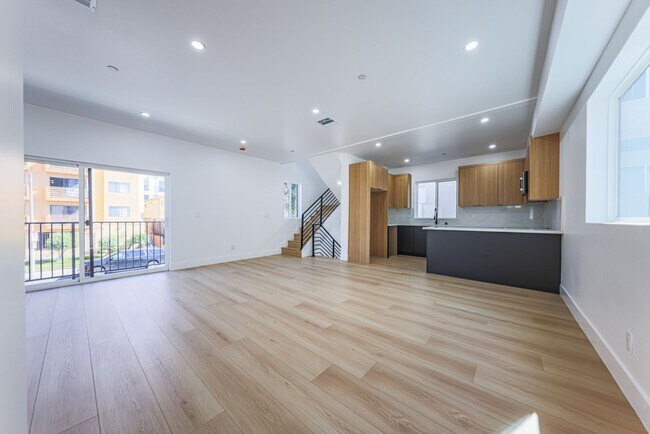 Building Photo - 1237 N Orange Dr