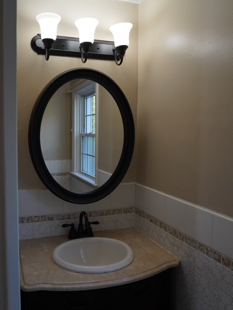 Full bathroom - 7141 Greenwood Ave