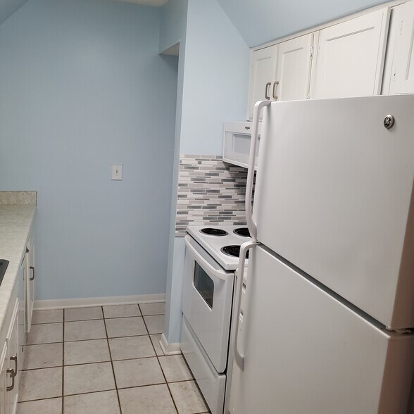 Building Photo - 102 Saint James Pl