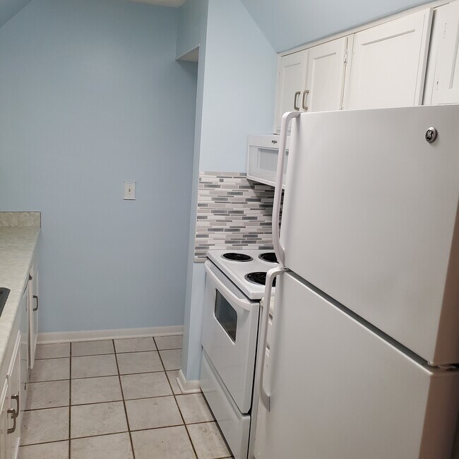 Building Photo - 102 Saint James Pl