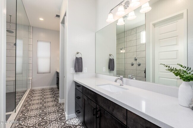 Building Photo - 1555 E Ocotillo Rd