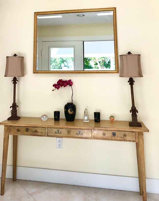 entryway - 400 Live Oak Rd