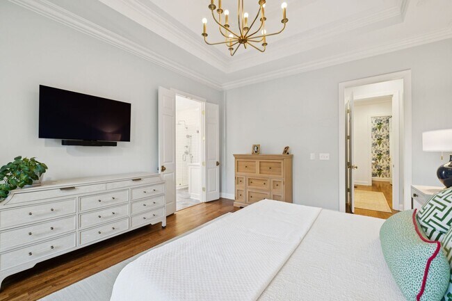 Building Photo - Luxury Executive Rental in Highlands of La...