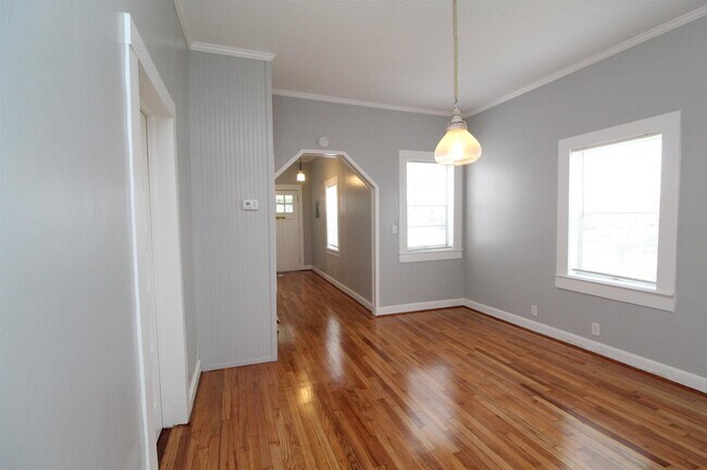 Building Photo - 618 N B St