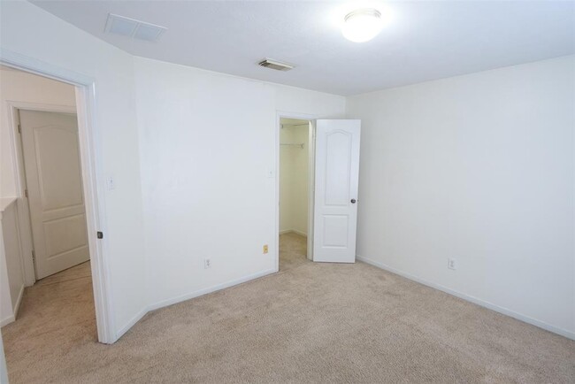 Building Photo - 3030 Sunchase Ct