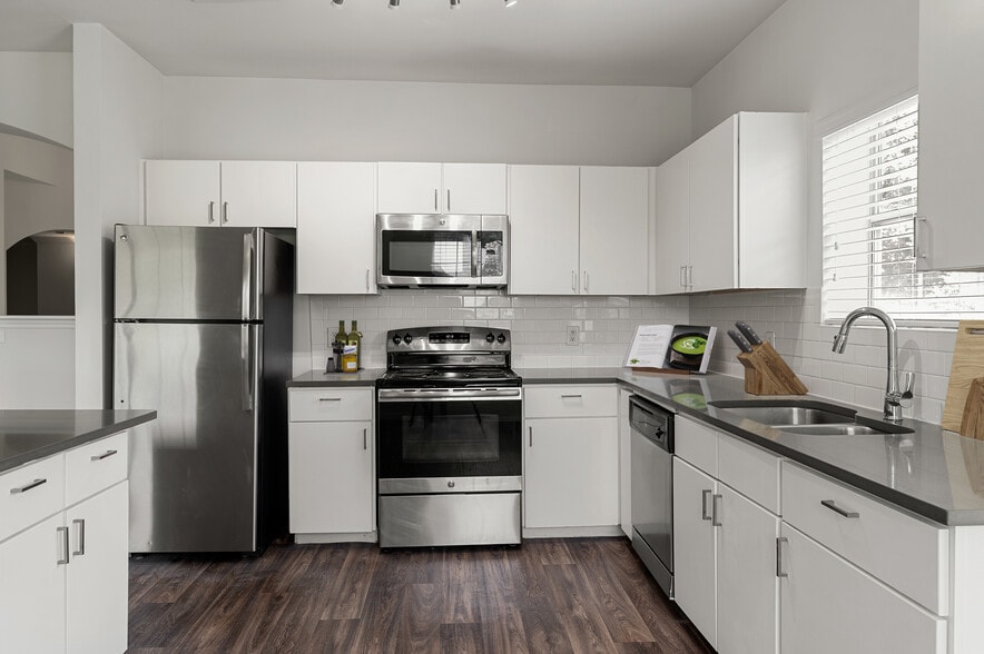 Building Photo - z-032026-Cortland River Place