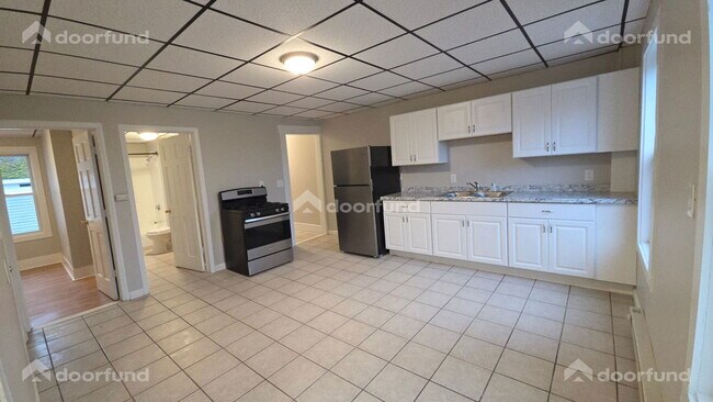 Building Photo - 147 Oak St