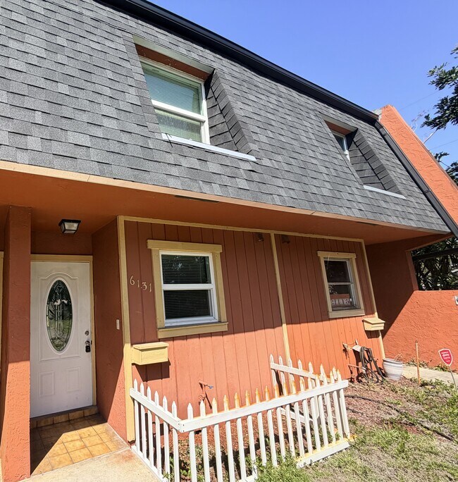 Building Photo - 6131 SW 42nd Ct