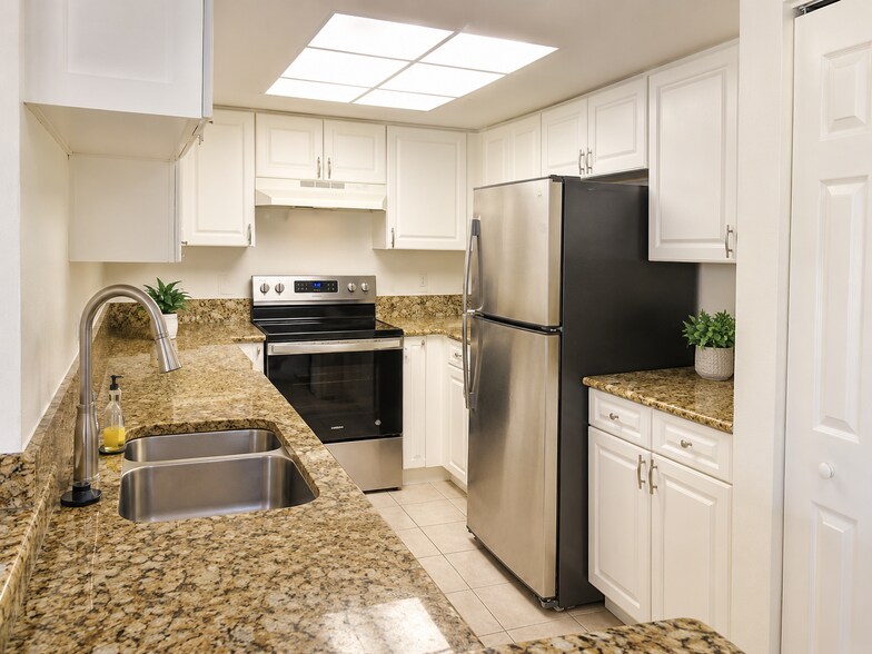Building Photo - 1400 Crestwood Ct S