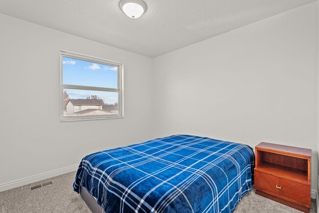 Building Photo - Spacious 4 Bedroom Home in Quiet Orem Neighborhood