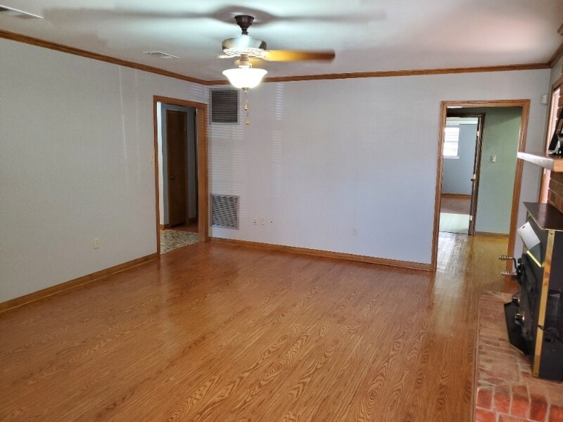 Building Photo - 302 Robbie St