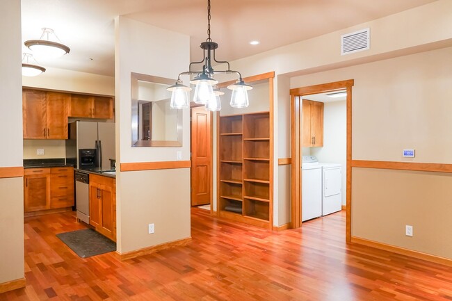Building Photo - Executive Townhome - Walking distance to C...