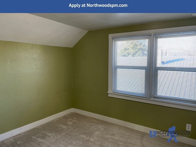 Building Photo - Very Cute 1 bed 1 bath upstairs unit, with...