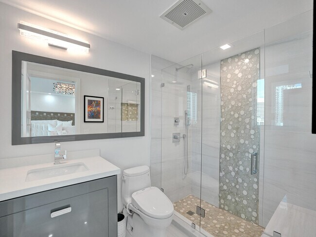 Building Photo - 411 N New River Dr E