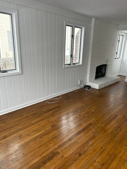 Building Photo - 18 River St