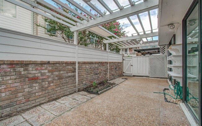 Building Photo - 5867 Sugar Hill Dr