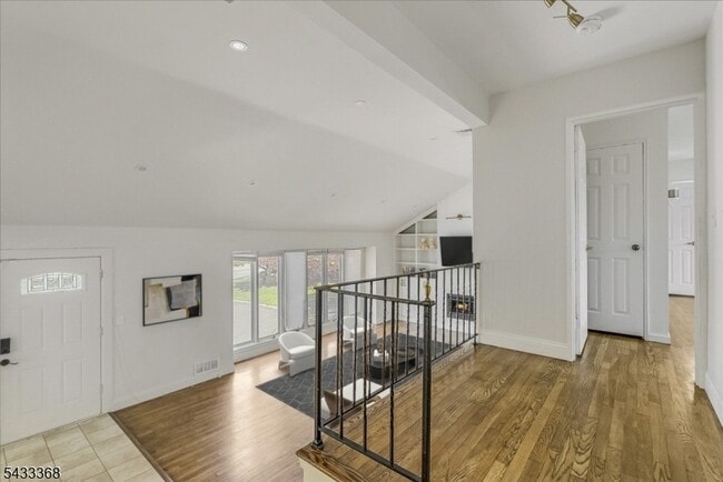 Building Photo - 32 Brantwood Pl
