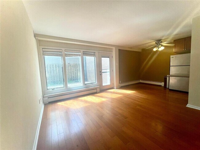 Building Photo - 633 Robert St