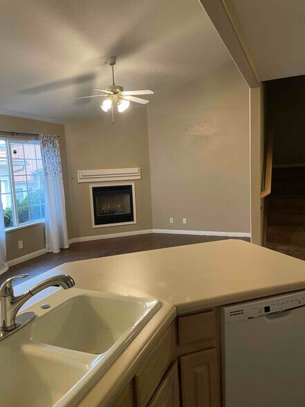 Building Photo - 550 Diagonal St