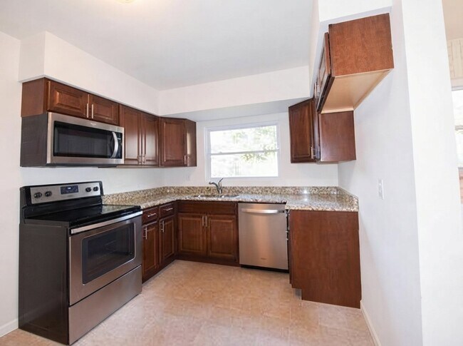 Building Photo - 8483 Hampstead Dr