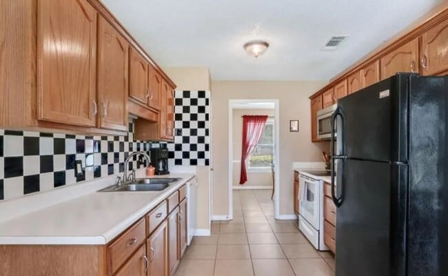 Building Photo - Charming 3 Bed / 2 Bath Home with Split Fl...