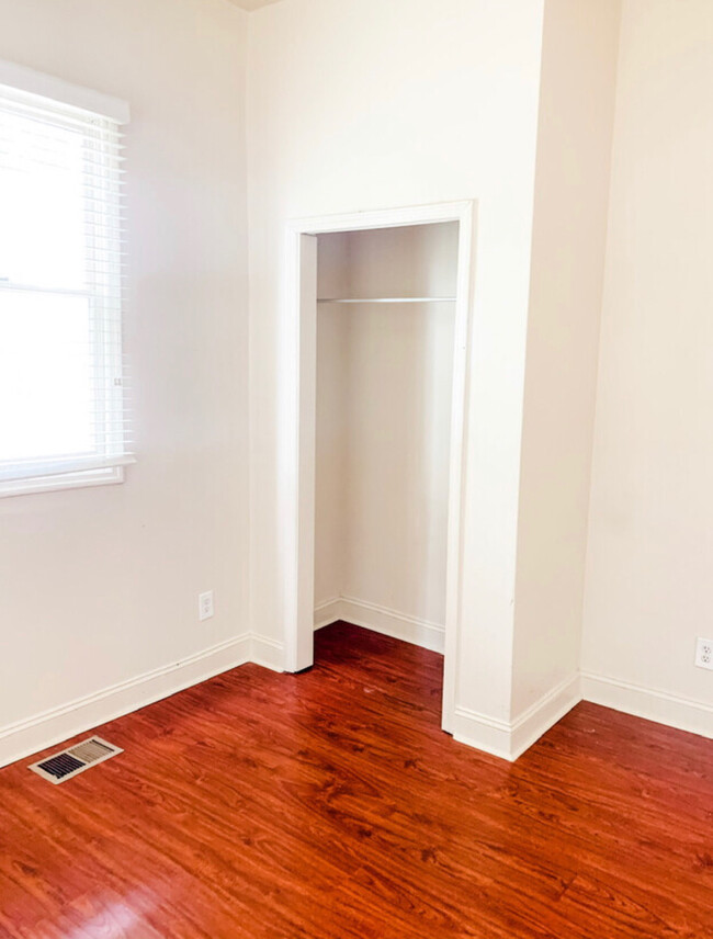 Building Photo - 309 W 41st St