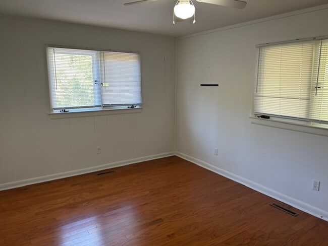 Building Photo - FREE MONTH OF DECEMBER 2025 Beach, 2nd row