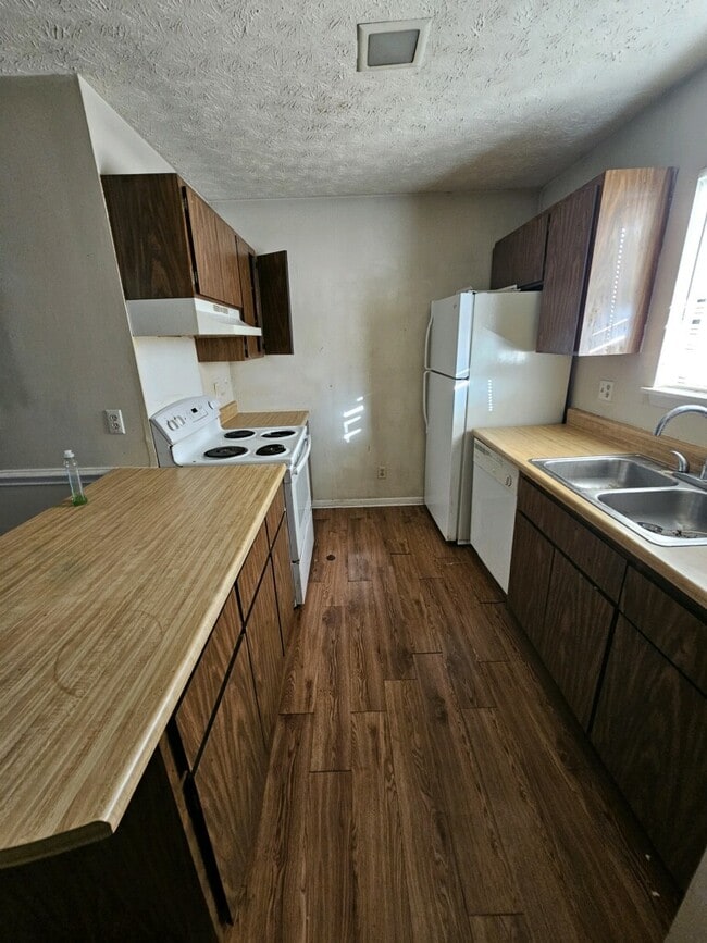 Building Photo - 933 Applewood Ln