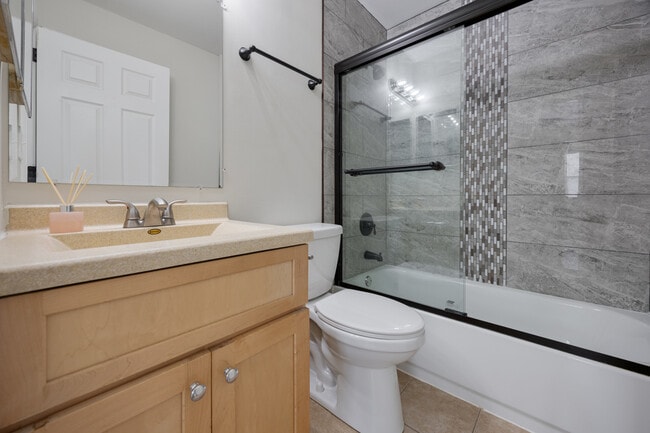 Building Photo - 527 E Shag Bark Ln