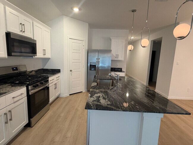 Building Photo - 523 Robin Ct