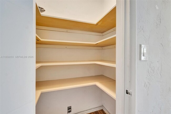 Building Photo - 517 S 19th Ave