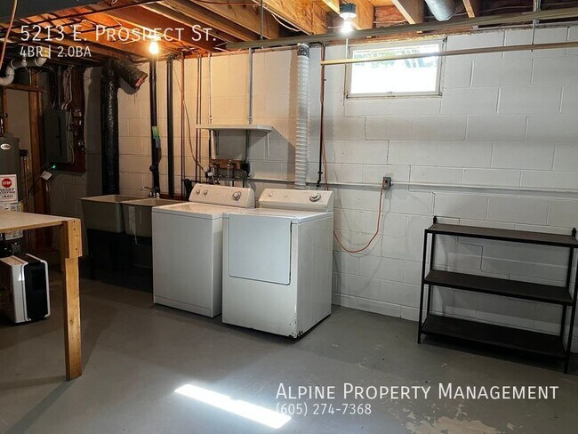 Building Photo - Newly Renovated 4 Bed/2 Bath East Side Ran...