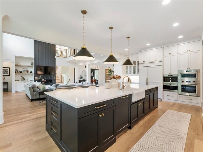 Building Photo - 566 Versailles Dr