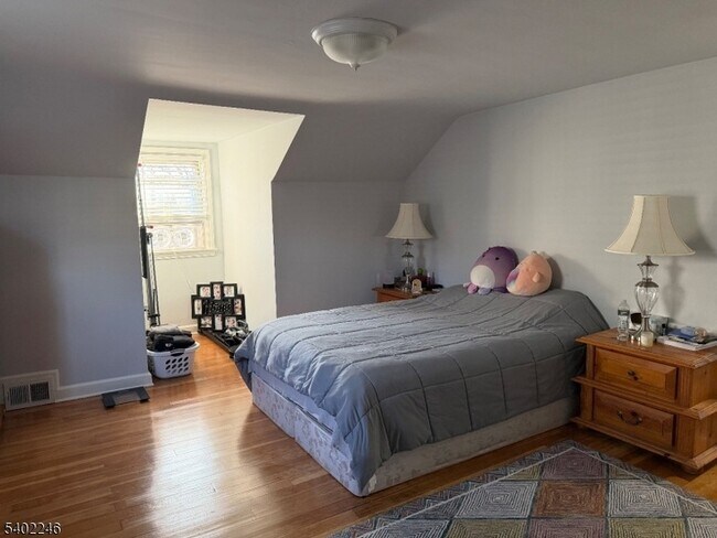 Building Photo - 8 Rowe Pl