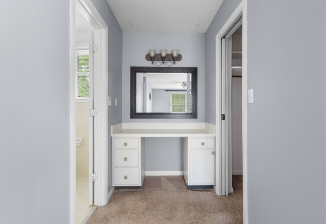 Building Photo - 2560 Memorial Dr