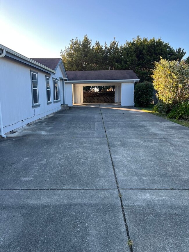 Building Photo - Beautiful 3 bedroom 2 bath home with a large carport in Bandon, OR.