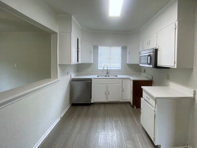 Building Photo - 158 Weizmann St