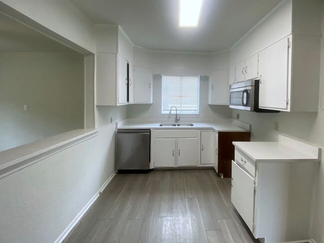 Building Photo - Newly Remodeled 3 bd | 2 ba Available Now! Located near Basse Rd/Blanco Rd minutes from Alamo Qua...