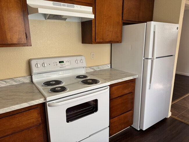 Oven and refrigerator - Cambridge Gardens