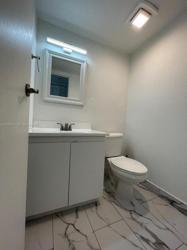 Building Photo - 100 Bayview Dr